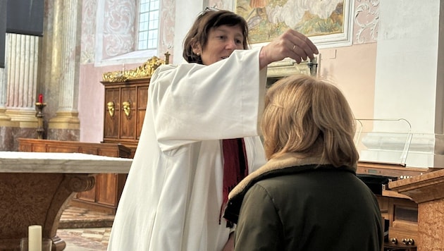 Ahses to go is also available to everyone at Klagenfurt Cathedral, where Bishop Josef Marketz, head of the pastoral office Elisabeth Schneider-Brandauer (photo) and cathedral priest Peter Allmaier will give the blessing on Ash Wednesday from 12 noon to 4 pm. (Bild: Stadtpastoral Klagenfurt/Binder, Krone KREATIV)