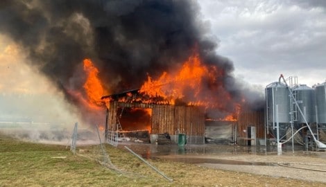 Der Stall ging am Samstag in Flammen auf. (Bild: FF St. Veit/Glan)