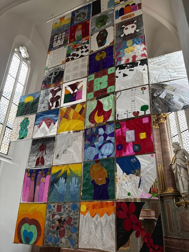 A new Lenten cloth for St. Mark's Church in Wolfsberg has been designed by pupils of the BORG. (Bild: Stadtpfarre Wolfsberg)