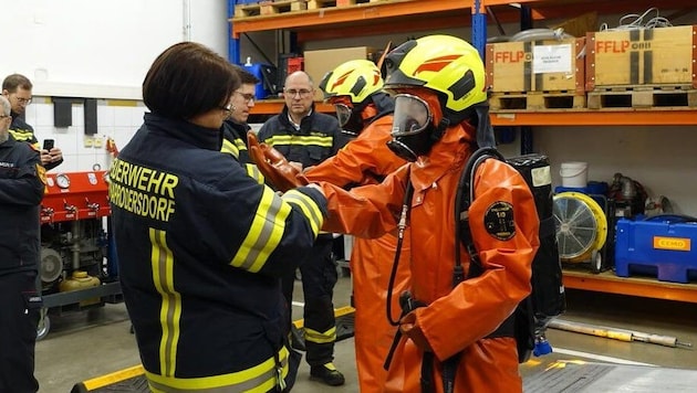 The visit to the hazardous materials base gave the Florianis from Leithaprodersdorf an insight into the handling of hazardous substances (Bild: Feuerwehr Leithaprodersdorf)