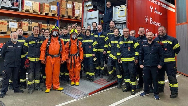 Building on the theoretical instruction, the fire department members had the opportunity to inspect the two special vehicles at close quarters and exchange ideas directly with the experts from the Eisenstadt fire department (Bild: Feuerwehr Leithaprodersdorf)