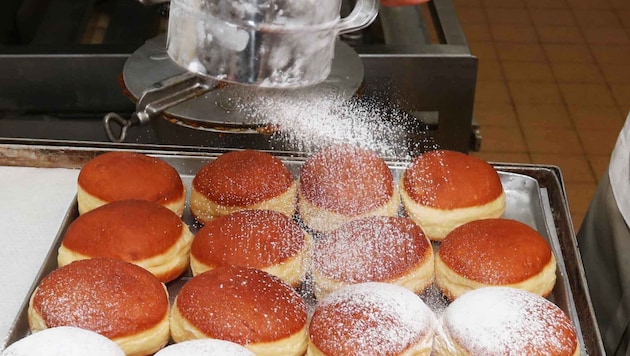 You can recognize a good carnival doughnut by its golden brown color and the light-coloured ring in the middle. (Bild: Reinhard Judt)