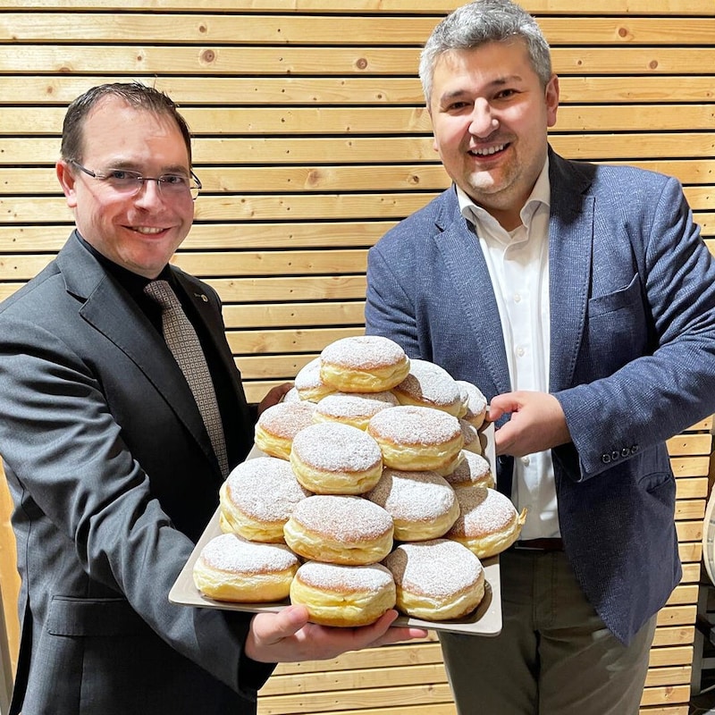 To bite into: WK President Andreas Wirth and Guild Master Michael Goldenitsch. (Bild: WKB)