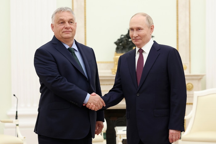 Viktor Orbán schüttelt Putin ebenso die Hand ...
