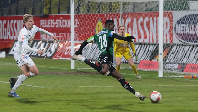 Auch auf Ried-Torjäger Wilfried Eza wächst der Druck. (Bild: Pressefoto Scharinger/Daniel Scharinger)