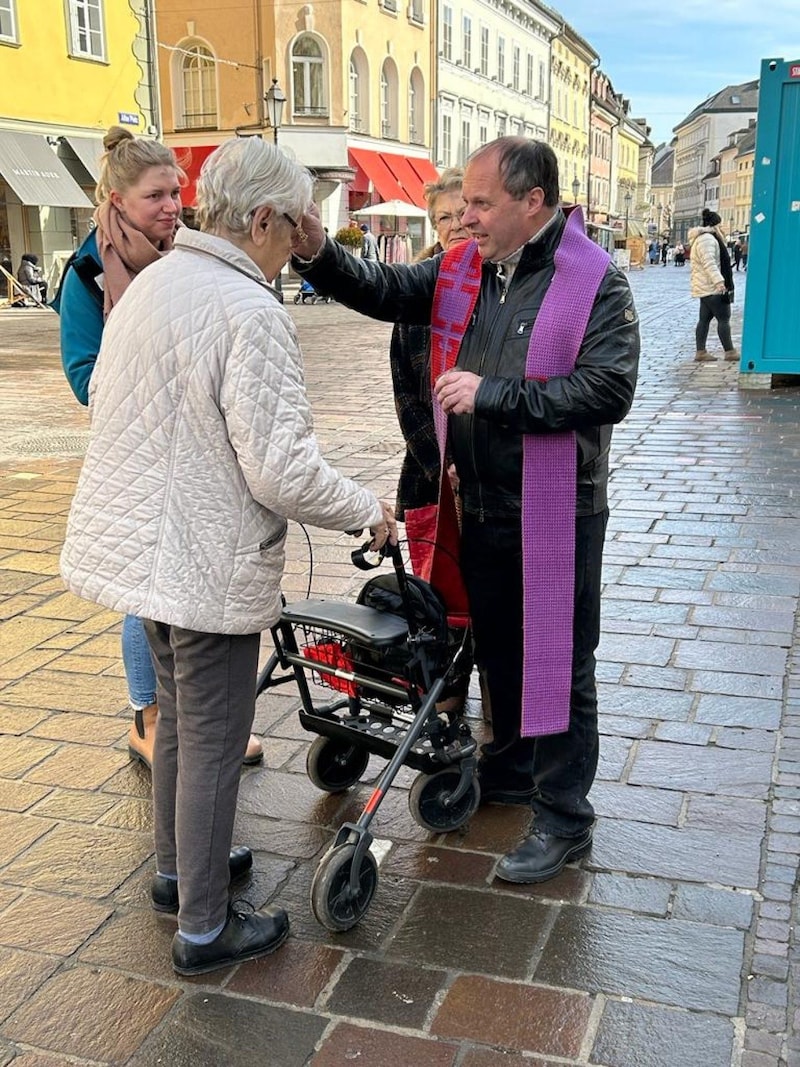 Ashes to go: City priest Gerhard Simonitti has donated the ash cross several times at the plague column on Alter Platz in Klagenfurt. (Bild: St. Egid/NAgele)