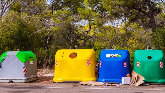 In Mallorca, a young tourist fell into a garbage container and died (symbolic image). (Bild: stock.adobe.com/ Arkadij Schell)