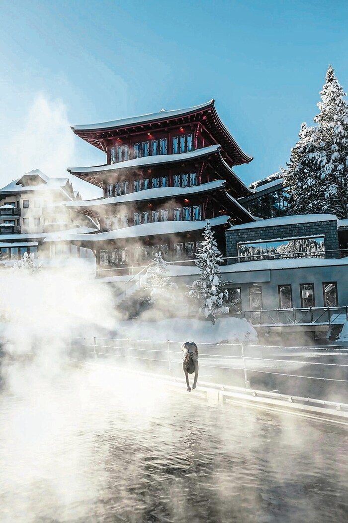 Im Hotel Hochschober auf der Turrach springt ein Gast in den beheizten See. Auch auf den Pisten ...
