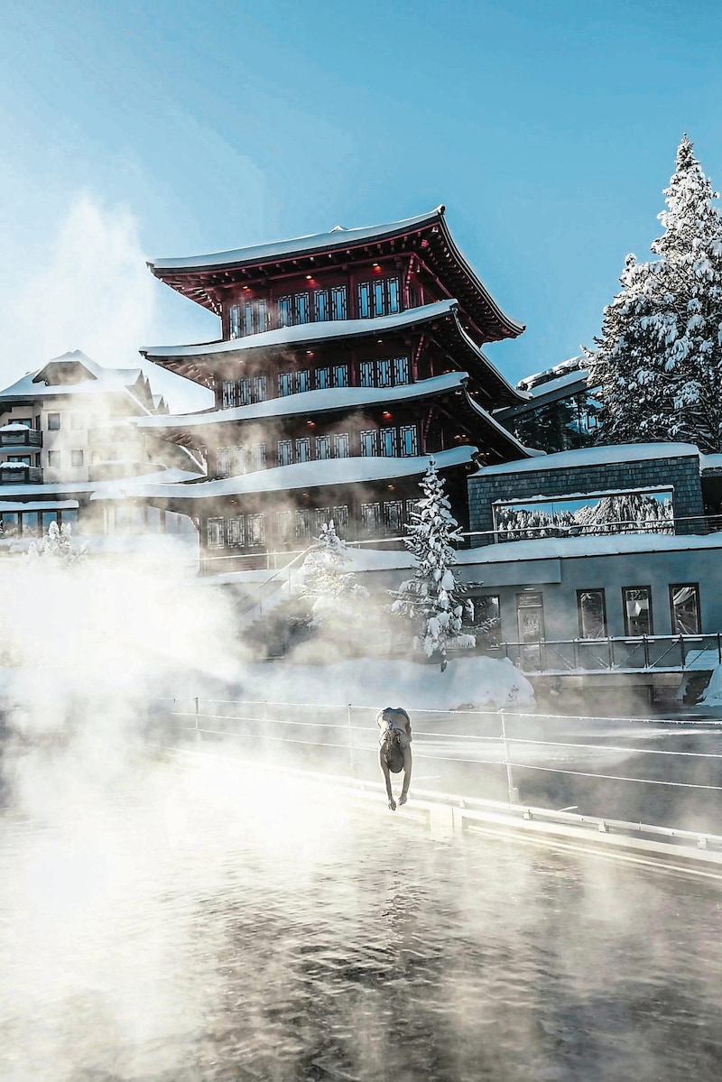 A guest jumps into the heated lake at the Hotel Hochschober on the Turrach. There is also a lot going on on the slopes. (Bild: Hotel Hochschober)