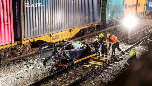 Das Elektroauto war über die Unterführung hinweg in den Gleisbereich des Bahnhofs Andorf geflogen, wo es von einem Güterzug gerammt wurde. (Bild: Pressefoto Scharinger/Daniel Scharinger)