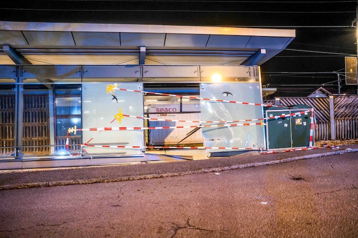 Der Tesla hatte diese Glaswand beim Bahnhof durchbrochen.