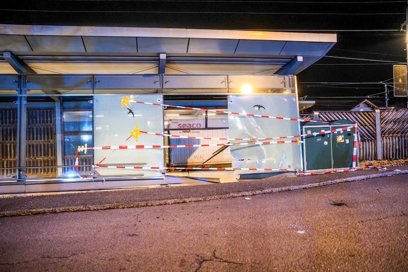 Der Tesla hatte diese Glaswand beim Bahnhof durchbrochen. (Bild: Pressefoto Scharinger/Daniel Scharinger)