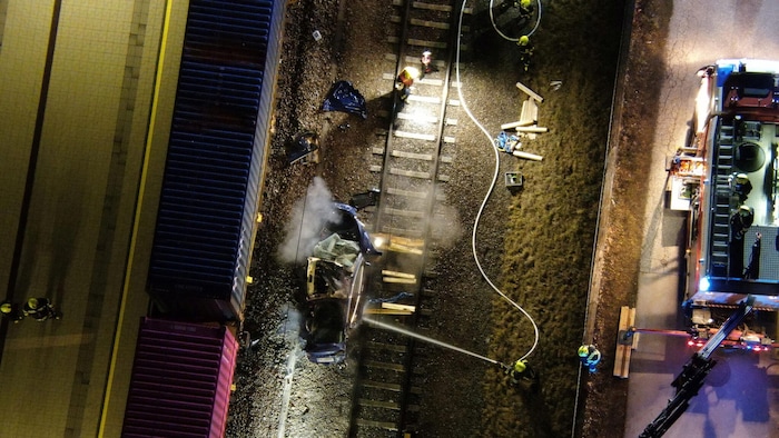 Das Tesla-Wrack begann bei der Bergung immer wieder zu rauchen.