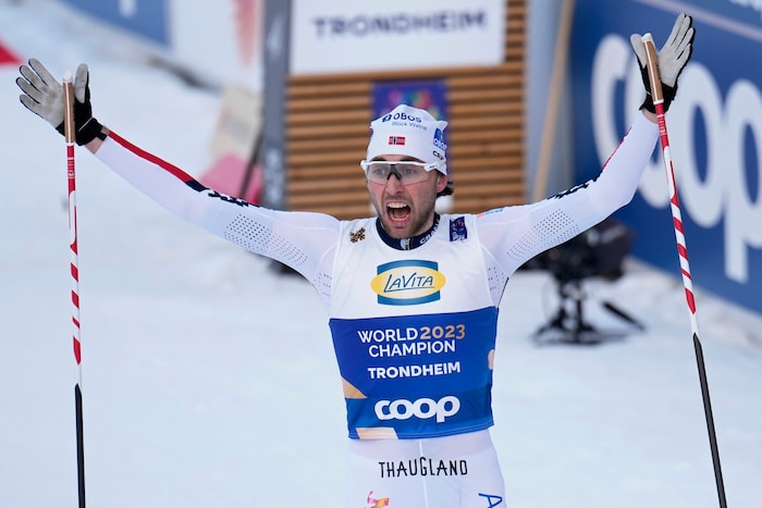 Jarl Magnus Riiber jubelt über Gold.