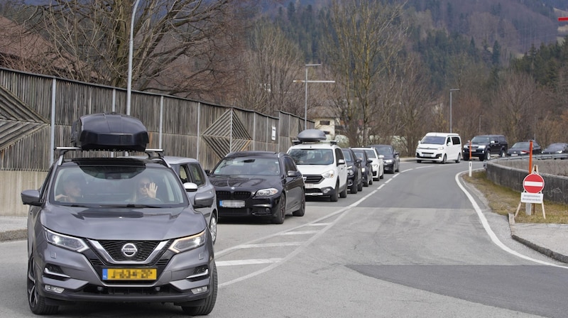 Tausende Urlauberautos zwängten sich durch die Tennengauer Stau-Orte. (Bild: C. Ratzer)