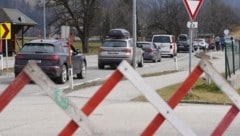 Die Gemeinden sperrten erneut ihre Nebenstraßen. Sicherheitsmitarbeiter überwachten die Fahrverbote. (Bild: C. Ratzer)