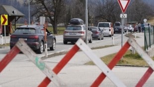 Die Gemeinden sperrten erneut ihre Nebenstraßen. Sicherheitsmitarbeiter überwachten die Fahrverbote. (Bild: C. Ratzer)