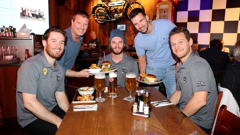 Kevin Hancock, Alex Rauchenwald, John Hughes (v. l.) und den restlichen Adlern wurde beim Play-off-Dinner im „Racers“ in Villach von Andi und Oliver Kulle fein aufgetischt. (Bild: Kuess Josef)