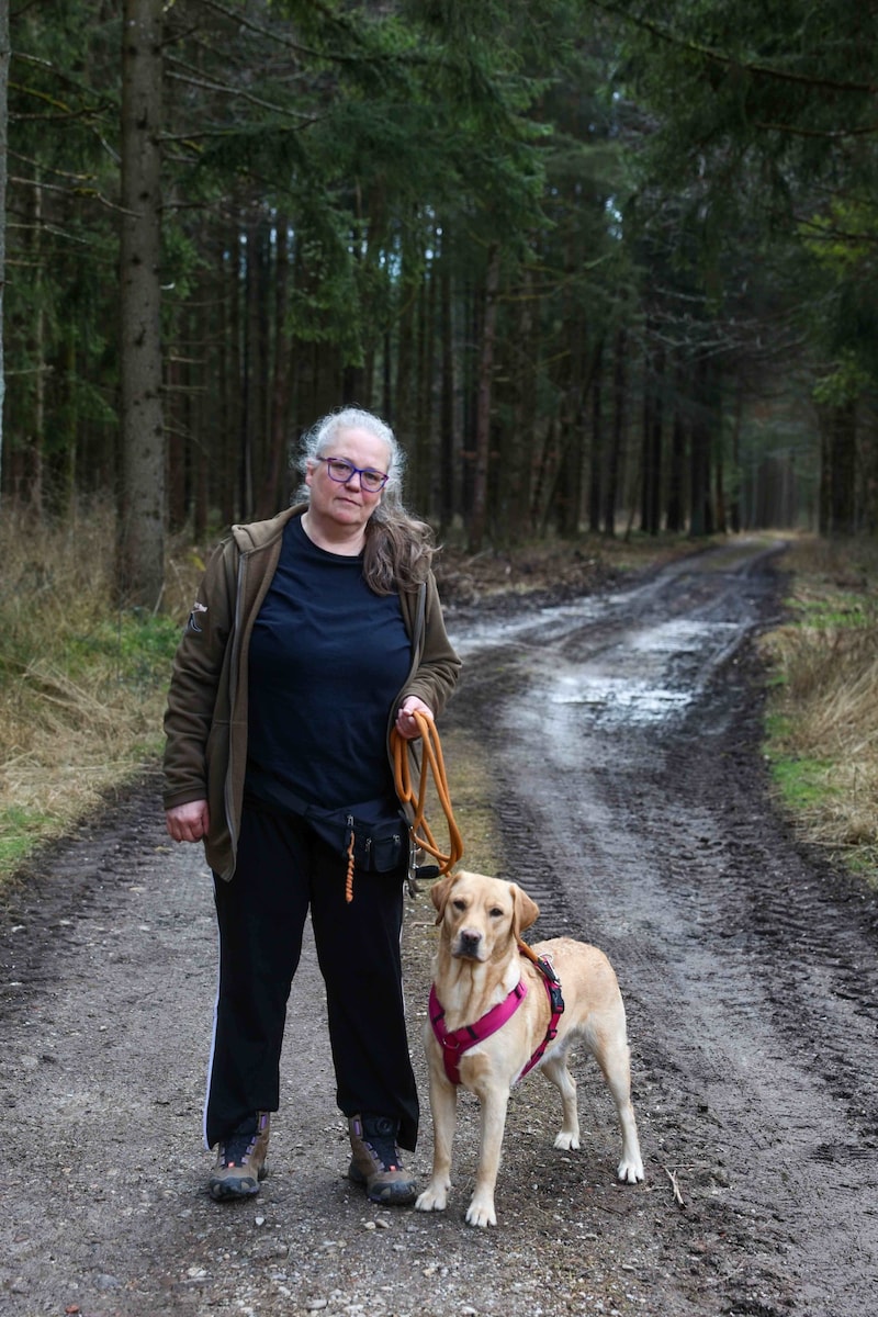 Susanne Weiss und Hündin „Flori“ wurden ohne Vorwarnung bei einem Spaziergang im Lachforst bei Braunau völlig „zugenebelt“. (Bild: Pressefoto Scharinger/Daniel Scharinger)