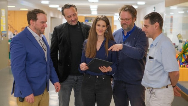 von lnks.: Heimleiter Balazs Kiss, Geschäftsführer Robert Ritter-Kalisch, Constanze und Andreas Gruber und Bereichsleiter Andras Harsanyi. (Bild: Horst Einöder/Flashpictures)