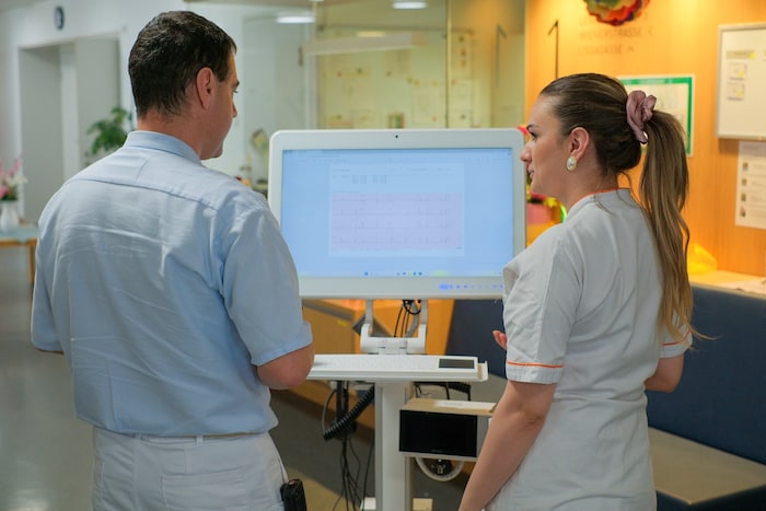 Die mobile Computerstation erlaubt digitale Visiten durch Spitalsärzte, ohne dass diese anreisen ...