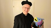 Pfarrer und Bauchredner: Christian Poschenrieder mit Ichtys, dem „gar nicht stummen Fisch“.