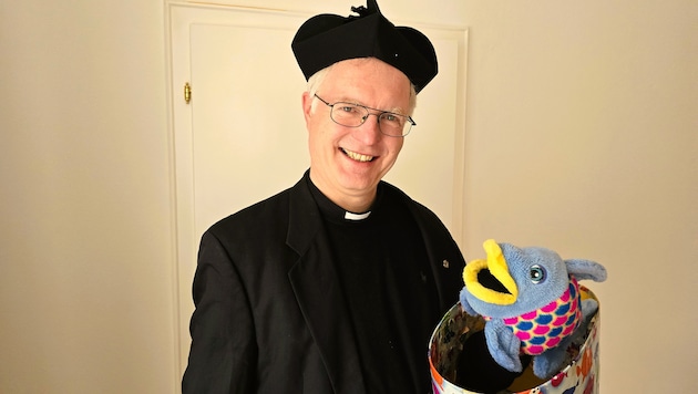 Priest and ventriloquist: Christian Poschenrieder with Ichtys, the "not at all mute fish". (Bild: Karl Piaty sen.)