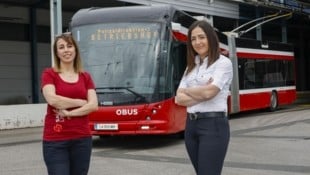 Rojin Amin (l.) und Fehria Soylu gehören zu den wenigen Frauen hinter dem Obus-Steuer in Salzburg (Bild: Markus Tschepp)