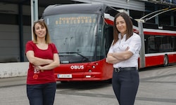 Rojin Amin (l.) und Fehria Soylu gehören zu den wenigen Frauen hinter dem Obus-Steuer in ...