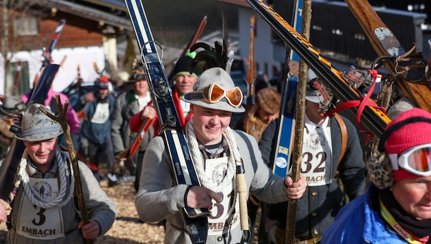 Embach wurde zum Zentrum für Nostalgie-Skifahrer (Bild: Roland Hölzl)