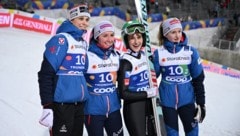 Lisa Eder, Jacqueline Seifriedsberger, Eva Pinkelnig und Julia Mühlbacher jubeln über WM-Silber. (Bild: APA/AFP/Jonathan NACKSTRAND)