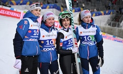 Lisa Eder, Jacqueline Seifriedsberger, Eva Pinkelnig und Julia Mühlbacher jubeln über WM-Silber.