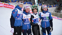 Lisa Eder, Jacqueline Seifriedsberger, Eva Pinkelnig und Julia Mühlbacher jubeln über WM-Silber. (Bild: APA/AFP/Jonathan NACKSTRAND)