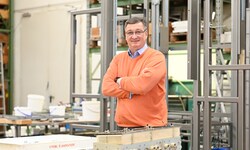 WK-Präsident Jürgen Mandl in seinem Betrieb. Seit 70 Jahren werden dort Bäckereimaschinen ...