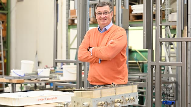 WK-Präsident Jürgen Mandl in seinem Betrieb. Seit 70 Jahren werden dort Bäckereimaschinen produziert und dann in knapp 50 Länder verkauft. (Bild: Evelyn Hronek)