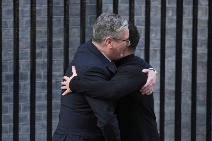 Starmer nimmt Selenskyj in den Arm.