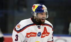 Attacke: Eisbulle Peter Schneider.