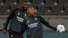 Die spanischen Medien haben sich vor allem auf David Alaba (rechts) und Antonio Rüdiger eingeschossen. (Bild: APA/AFP/Odd ANDERSEN)