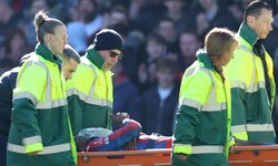 Jean-Philippe Mateta wurde minutenlang mit Sauerstoff versorgt und schließlich in ein Spital ...