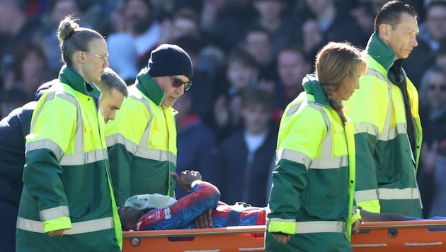 Jean-Philippe Mateta wurde minutenlang mit Sauerstoff versorgt und schließlich in ein Spital gebracht. (Bild: ASSOCIATED PRESS)