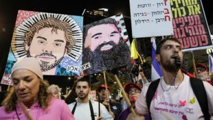 In zahlreichen israelischen Städten forderten Tausende Demonstranten eine Fortsetzung der ...