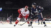 Vor der zweitgrößten Kulisse in der Geschichte der nordamerikanischen Eishockeyliga NHL hat der Kärntner Marco Kasper mit den Detroit Red Wings eine Niederlage kassiert. (Bild: APA/Getty Images via AFP/GETTY IMAGES/Jason Mowry)