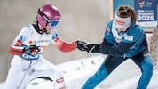 Jacqueline Seifriedsberger (links) und Julia Mühlbacher zeigen sich gut gelaunt.  (Bild: APA/GEORG HOCHMUTH)