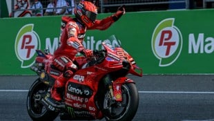 Marc Marquez siegt auch am Sonntag (Bild: APA/AFP/Lillian SUWANRUMPHA)