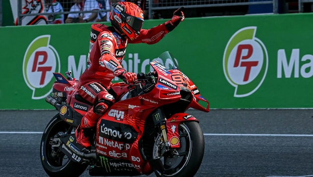 Marc Marquez siegt auch am Sonntag (Bild: APA/AFP/Lillian SUWANRUMPHA)