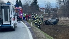 Ein 21-jähriger Grazer kam Samstagabend mit seinem Auto von der Straße ab, es überschlug sich.  (Bild: FF Eggersdorf bei Graz)