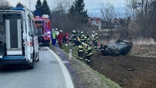 Ein 21-jähriger Grazer kam Samstagabend mit seinem Auto von der Straße ab, es überschlug sich.  (Bild: FF Eggersdorf bei Graz)