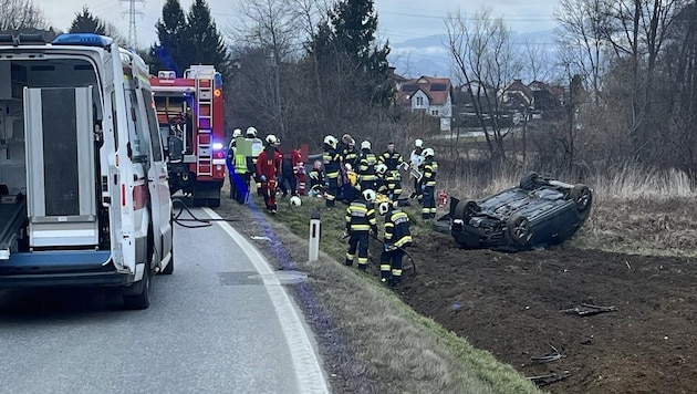 Ein 21-jähriger Grazer kam Samstagabend mit seinem Auto von der Straße ab, es überschlug sich.  (Bild: FF Eggersdorf bei Graz)