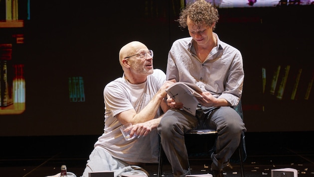 Brilliant as father and son: Joachim Meyerhoff (left) and Felix Kammerer. (Bild: Burgtheater / Tommy Hetzel)