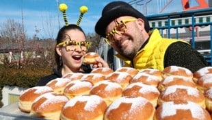 Krapfen dürfen natürlich bei keinem Faschingsumzug fehlen. Am Bild: fleißige Bienchen in Gratkorn. (Bild: Jauschowetz Christian)